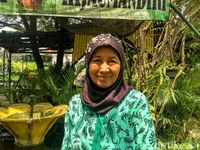 Ini Ibu Esty, salah satu pengelola warung hidup di Kebon Kosong.