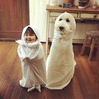 Gemes Banget! Bayi dan Anjing Ini Sering Pakai Baju Kembar 