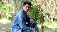 Ia tampil dengan jaket denim, kaus, dan ripped jeans. Pool/Noel/detikFoto.