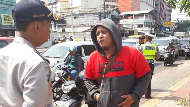 Selain Ditilang, Penerobos Trotoar Dewi Sartika Dihukum Squat Jump