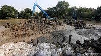 Pengerukan dilakukan agar setu tidak mengalami pendangkalan.