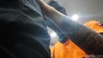 Foto: Jadi Tersangka, Tora Sudiro Lambaikan Tangan