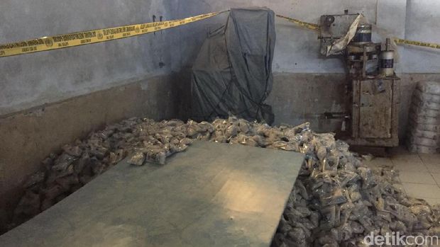 Polisi Gerebek Gudang Pengolahan Garam Industri di Jambi