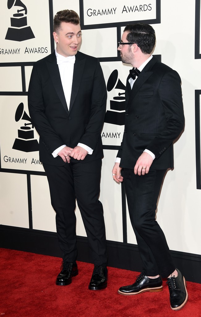 Sam Smith di karpet merah Grammy Awards 2015 dalam balutan setelan modis dengan dasi kupu-kupu putih. Foto: Getty Images