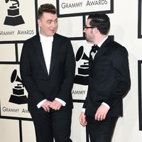 Sam Smith di karpet merah Grammy Awards 2015 dalam balutan setelan modis dengan dasi kupu-kupu putih. Foto: Getty Images