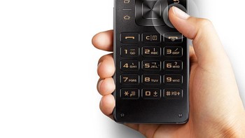 Saat membuka cangkangnya, pengguna akan disuguhi keyboard numerik klasik. Mengingatkan akan desain ponsel di masa silam. Foto: Samsung