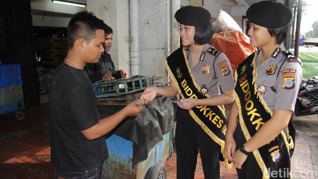 Polwan bagi-bagi vitamin di Malioboro, Yogyakarta