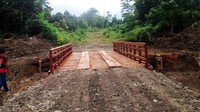 Ruas Jalan Windesi-Ambuni Simpang Goro masih dalam tahap pembangunan. Di sepanjang jalan tersebut juga dibangun sejumlah jembatan. (Kementerian PUPR).