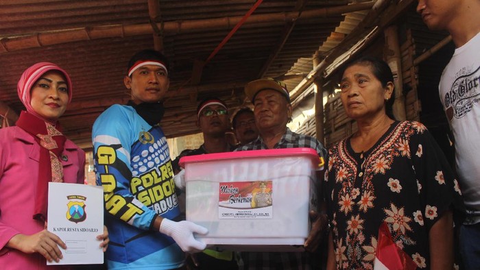 Polres Sidoarjo Beri Bantuan Bendera ke Warga Prambon
