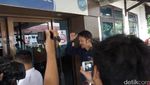 Foto:  Datang ke BNN, Tora Sudiro Tabrakkan Diri ke Pagar