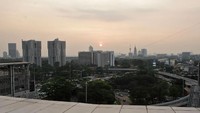 Berlokasi di lantai 10 Plaza Semanggi, traveler bisa memilih aneka menu makanan sambil mengagumi indahnya Simpang Susun Semanggi (Randy/detikTravel)