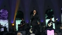 Tulus kembali menyanyikan lagu-lagu ciptaannya di acara Sound of The City Jumat (4/8) di The Pallas, Jakarta Selatan. Foto: Tulus (Yolanda Vista/detikhot)
