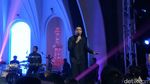 Tulus Kembali Menghibur di Atas Panggung