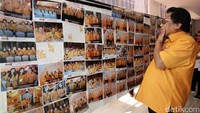 Oesman Sapta melihat foto-foto Rapimnas sebelum rapat.
