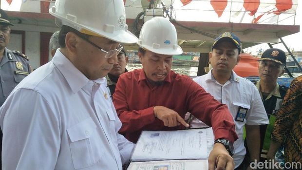 Agus Triharsito menerangkan rancangan Kapal Paralon ke Menhub Budi