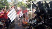 Tim pengurai massa menembakkan gas air mata