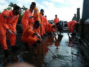 300 Pilot Muda Gelar Aksi Bersihkan Pantai Blimbingsari