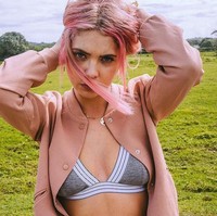 Berbeda lagi dengan Ashley Benson yang memakai bra yang lebih terlihat sporty. Dipadukan dengan jaket pink, tampilannya cukup stylish.(Foto:Instagram)