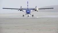 Di bandara ini terdapat 3 landasan yang hanya di tandai dengan tiang. Karena kondisinya ini pilot yang melakukan penerbangan ke sini adalah pilot yang telah mengikuti latihan khusus (Stuart Nicol/ BBC)