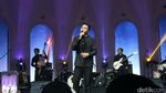 Tulus Kembali Menghibur di Atas Panggung
