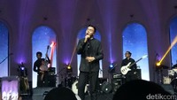 Ia menyanyikan lagu-lagu andalannya dari tiga albumnya seperti Gajah, Monokrom, dan Ruang Sendiri. Foto: Tulus (Yolanda Vista/detikhot)