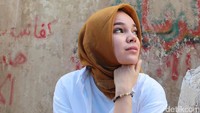 Dewi Sandra tampak melamun saat ditemui di acara syukuran syuting Ayat-Ayat Cinta 2 di kawasan Otista, Jakarta Pusat. (ismail/detikhot)