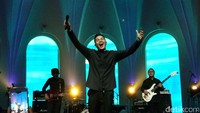  Tulus terlihat segar dan lebih bersemangat mengajak TemanTulus (nama fans Tulus) menyanyi bersama. Foto: Tulus (Yolanda Vista/detikhot)