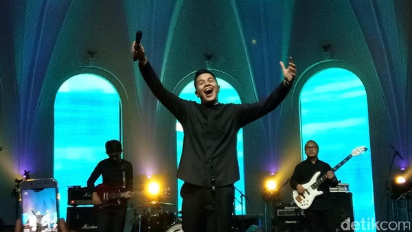 Tulus Kembali Menghibur di Atas Panggung