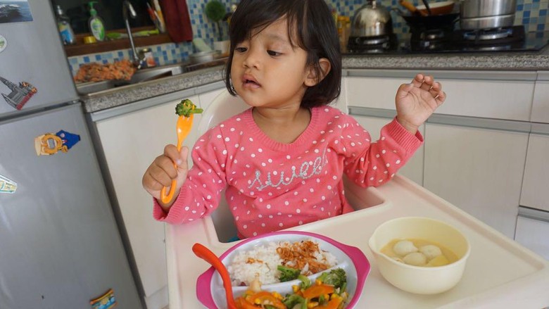 Ilustrasi anak makan/ Foto: dok HaiBunda Ilustrasi anak makan/ Foto: dok HaiBunda