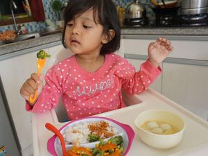 Jangan Salah, Kunyah Makanan Bisa Bantu Cegah Gigi Anak Berlubang