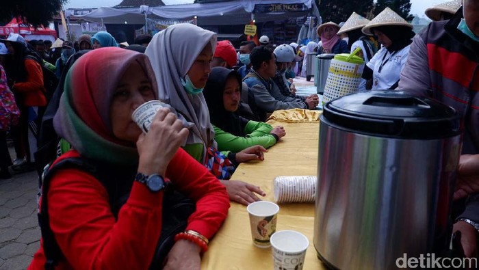 Nonton DCF, Sambil Nikmati Purwaceng