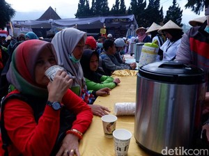 Nonton DCF, Sambil Nikmati Purwaceng