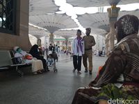 Jemaah Indonesia diantar askar atau polisi Arab Saudi yang bertugas di Masjid Nabawi