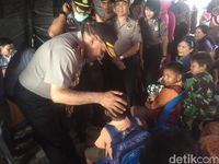 Kapolda Sumut Beri Berton-ton Gula dan Beras ke Pengungsi Sinabung