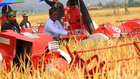Selain melakukan panen raya, Amran juga memberikan bantuan mesin pertanian kepada petani di Kabupaten Bandung.