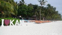 Ada pula kamar yang berloaksi di pinggir pantai di Club Med Kani Maldives dengan hamparan pasir pantai putih di depannya (Afif/detikTravel)