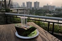 Jangan lupa pesan makanan atau camilan untuk menemani Anda saat melihat Jembatan Susun Semanggi