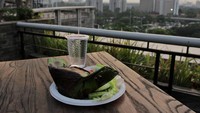 Memiliki konsep terbuka, Sky Dining Plaza Semanggi hadir layaknya food court mall pada umumnya. Hanya saja, food court ini punya latar belakang keren (Randy/detikTravel)