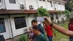 Foto:  Datang ke BNN, Tora Sudiro Tabrakkan Diri ke Pagar