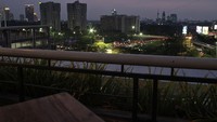 Menariknya lagi, harga makanan di Sky Dining Plaza Semanggi juga cukup terjangkau. Cukup dengan Rp 30 ribu, traveler sudah bisa makan dengan view seindah ini (Randy/detikTravel)