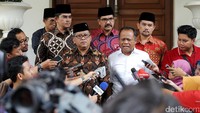 Politisi PPP Habil Marati (kanan) mendampingi Hasto memberikan keterangan pers usai bertemu dengan Hamzah Haz.