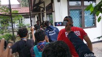 Tak ada raut tegang. Tora justru selalu tersenyum dan sempat bercanda menabrakkan diri ke pagar dan pintu laboratorium.