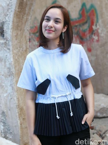 Chelsea Islan Bagi-bagi Sepatu untuk Anak Papua Lewat Koleksi Baju Amal