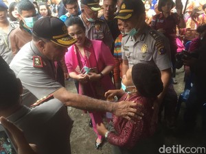 Kapolda Sumut Beri Berton-ton Gula dan Beras ke Pengungsi Sinabung