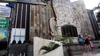 Beberapa wisatawan membaca nama-nama korban bom.