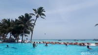 Kembali ke Club Med Kani Maldives, fasilitas di sana terdapat 3 restoran dan bar. Karena ukurannya lebih luas dibanding Club Med Finolhu Maldives, suasana di Club Med Kani Maldives lebih ramai dan penuh pesta tiap malam (Afif/detikTravel)