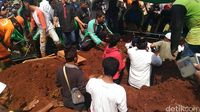 Jenazah Ibu dan 3 Anak Korban Kebakaran Dimakamkan Berdampingan