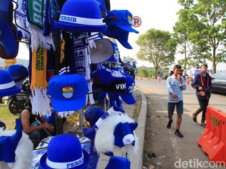 Penjualan Atribut Persib Sepi Pembeli