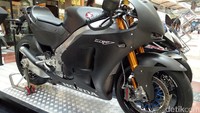 Anda yang penasaran dengan motor MotoGP Honda versi jalan raya bisa melihatnya langsung. Foto: Rangga Rahadiansyah