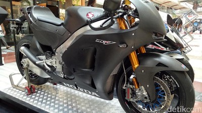 Motor Marquez-Pedrosa Versi Jalanan Pamer Otot di Mal